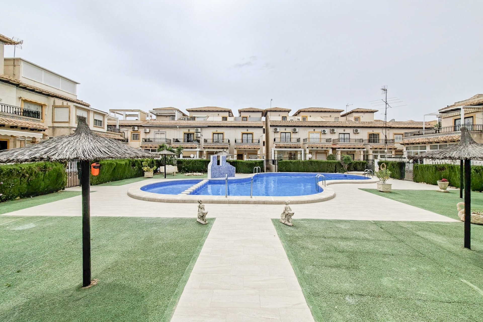 Resale - Bungalow -
Orihuela Costa