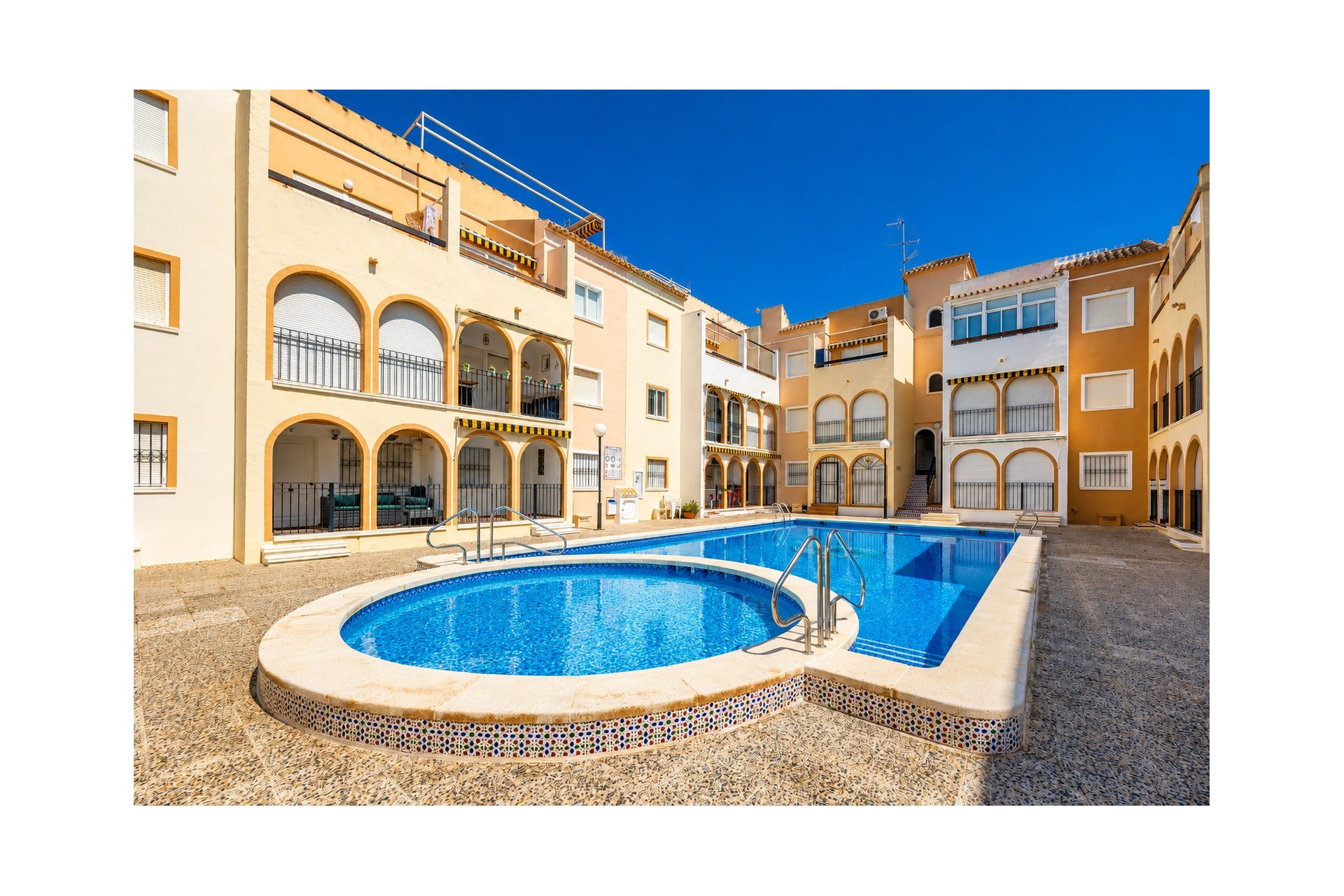 Resale - Bungalow -
Torrevieja - Playa de los Naufragos