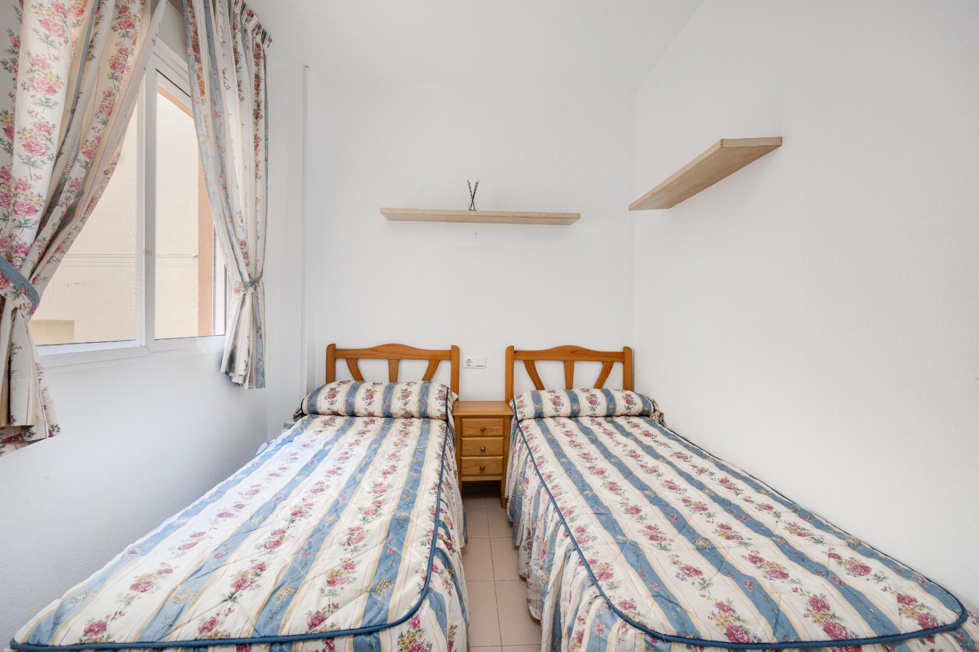 Resale - Bungalow -
Torrevieja - Playa de los Naufragos