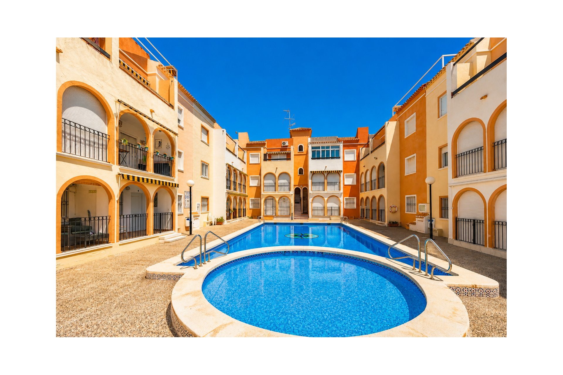 Resale - Bungalow -
Torrevieja - Playa de los Naufragos