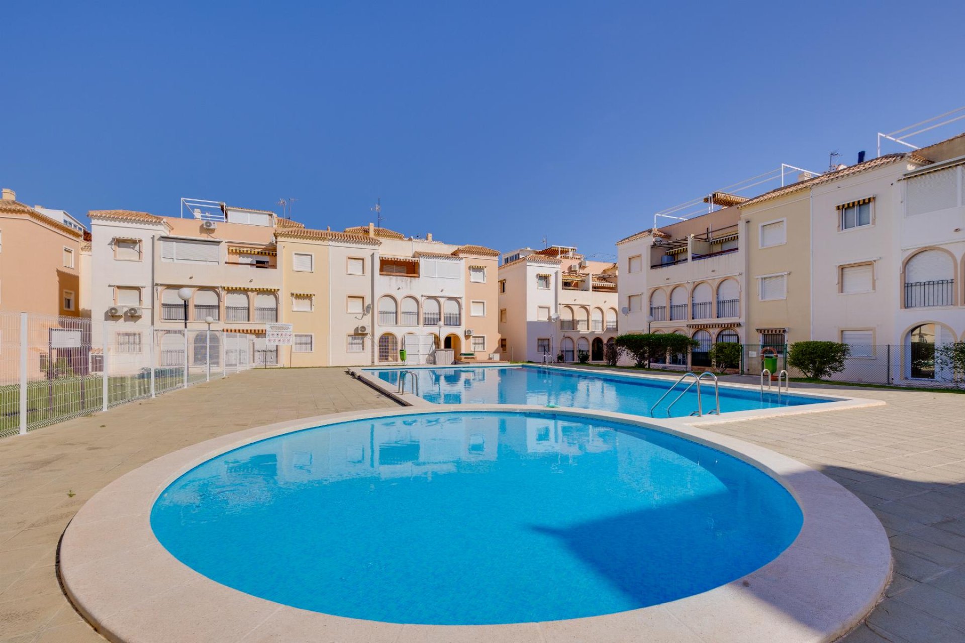 Resale - Bungalow -
Torrevieja - Playa de los Naufragos