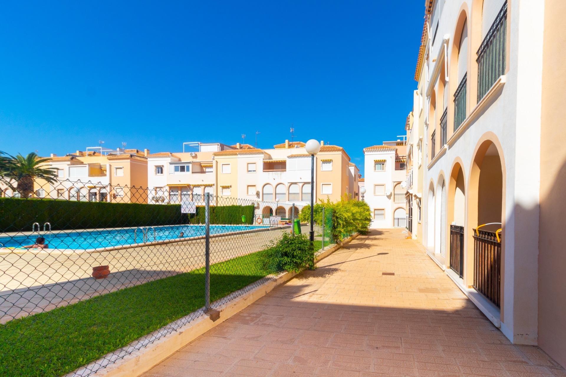 Resale - Bungalow -
Torrevieja - Playa de los Naufragos