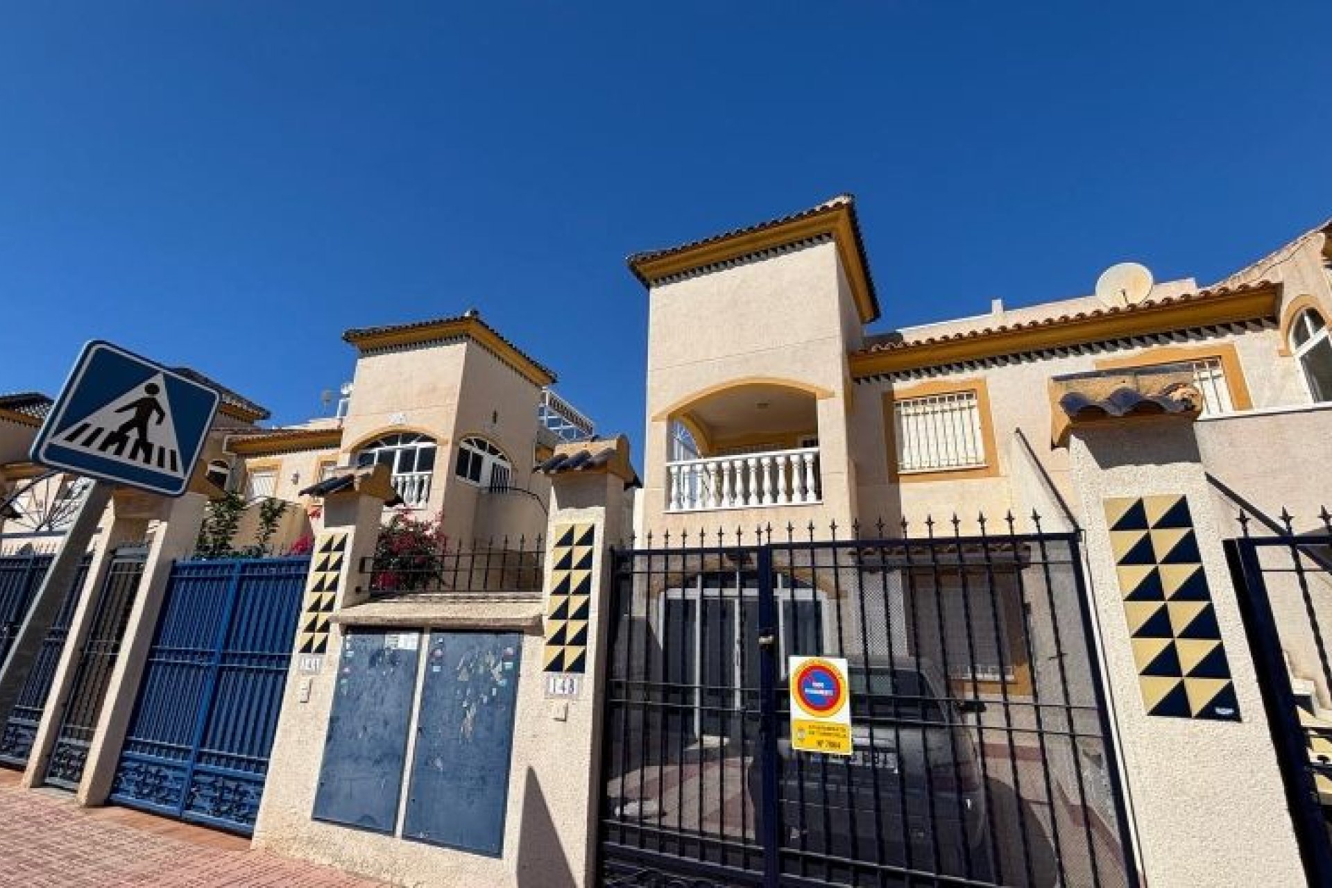 Resale - Bungalow -
Torrevieja