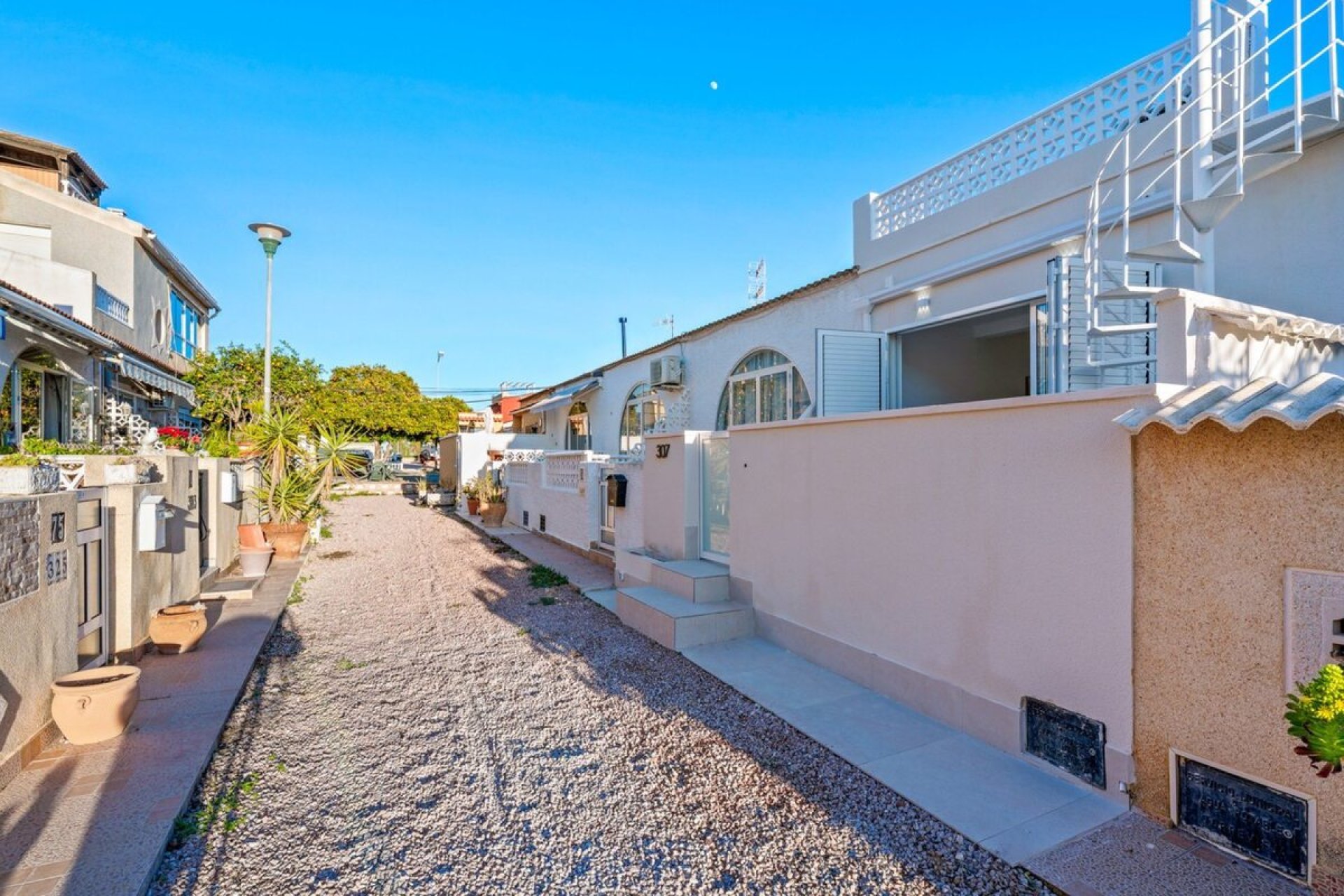 Resale - Bungalow -
Torrevieja