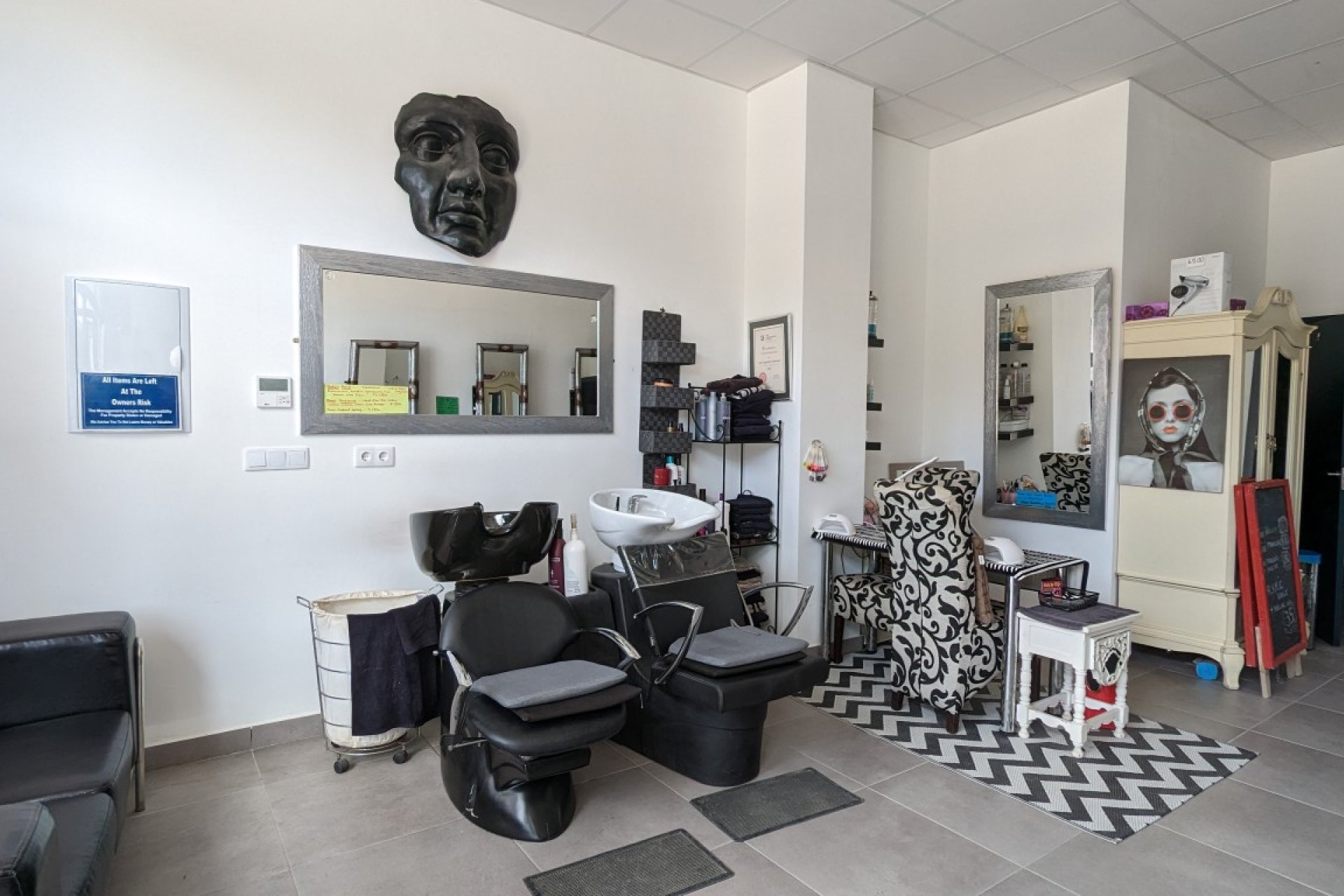 Resale - Commercial Unit -
Lo Crispin - LO CRISPIN