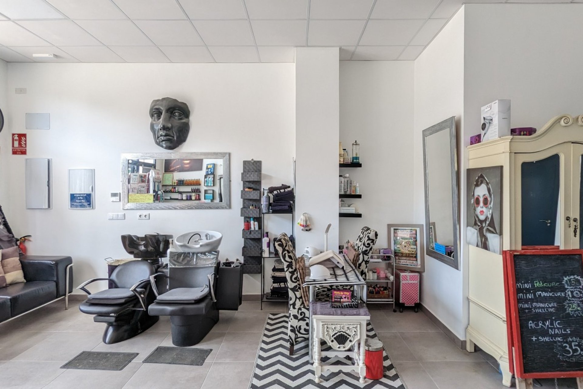 Resale - Commercial Unit -
Lo Crispin - LO CRISPIN