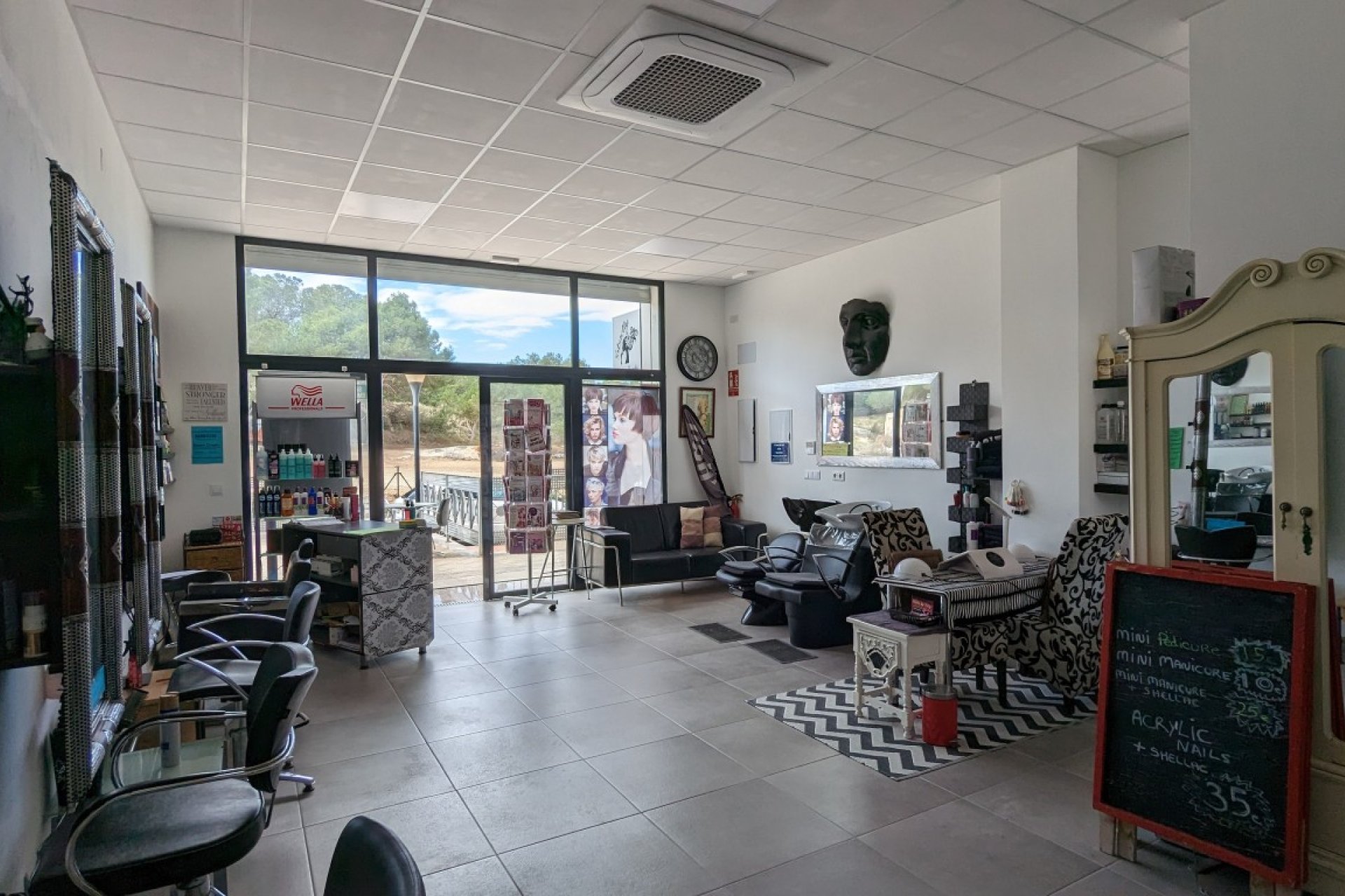 Resale - Commercial Unit -
Lo Crispin - LO CRISPIN