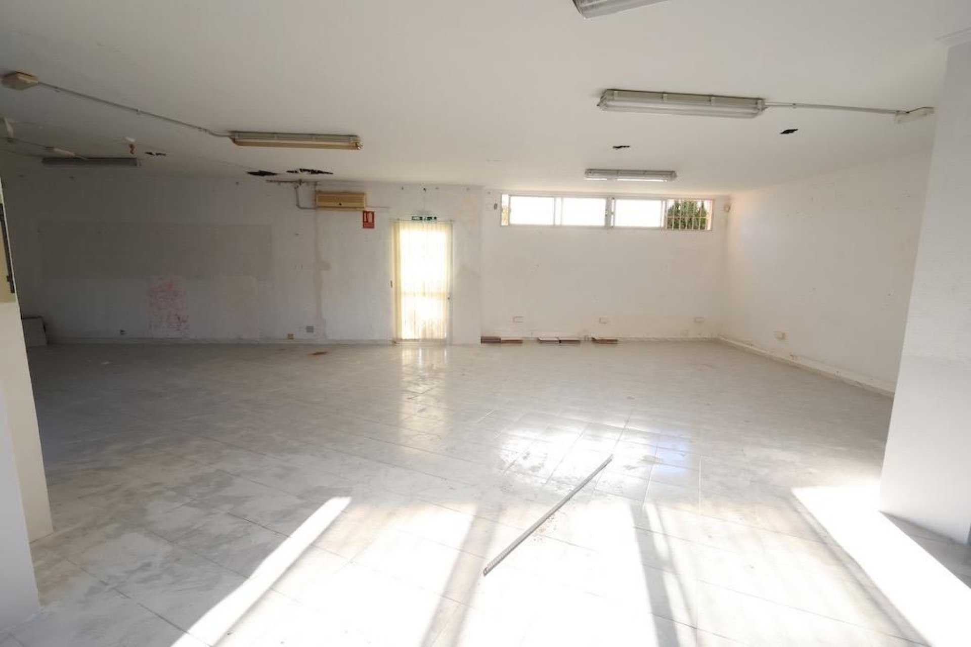 Resale - Commercial Unit -
Orihuela Costa - La Zenia