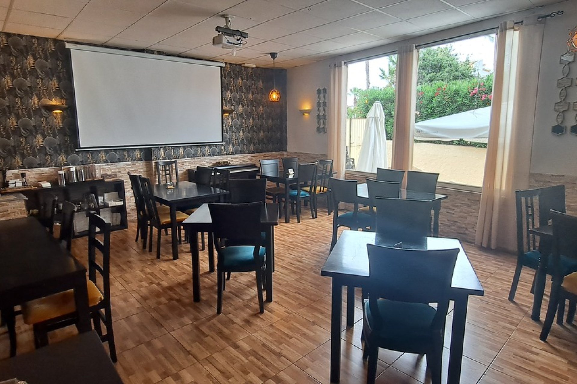 Resale - Commercial Unit -
Villamartin - Orihuela Costa