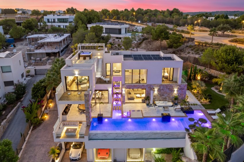 Resale - Detached villa -
Las Colinas Golf