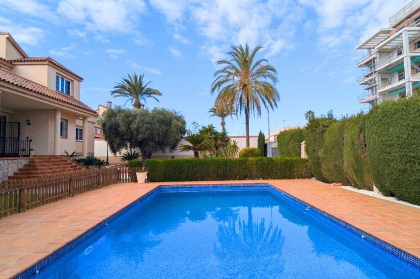 Resale - Detached villa -
Mil Palmeras