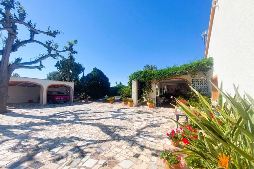 Resale - Finca -
La Marina