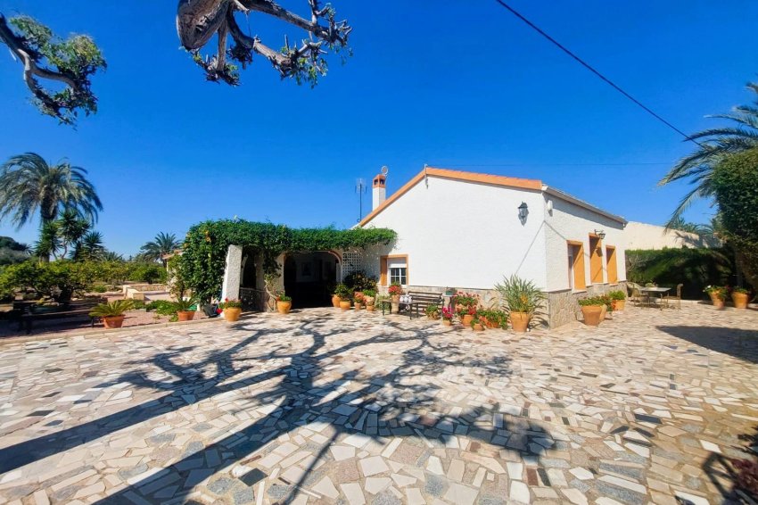 Resale - Finca -
La Marina