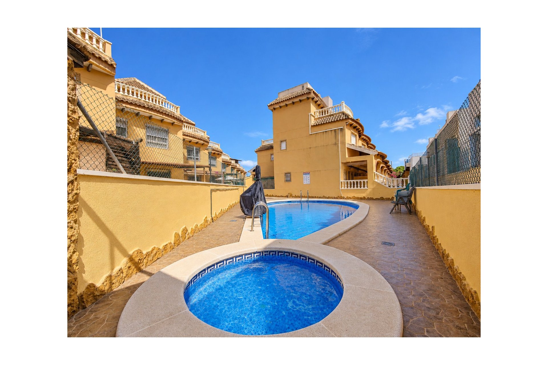 Resale - Townhouse -
Guardamar del Segura - Center - El Raso