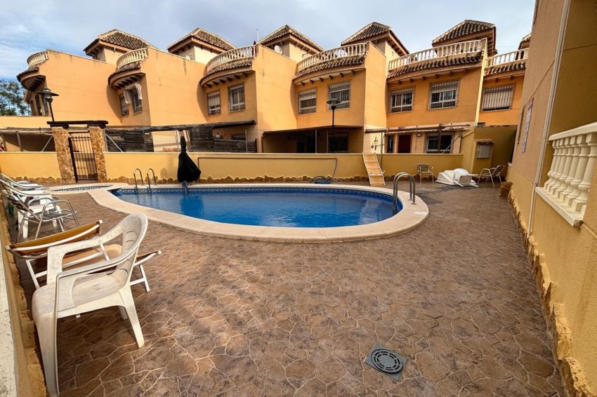 Resale - Townhouse -
Guardamar del Segura - Urbanizaciones