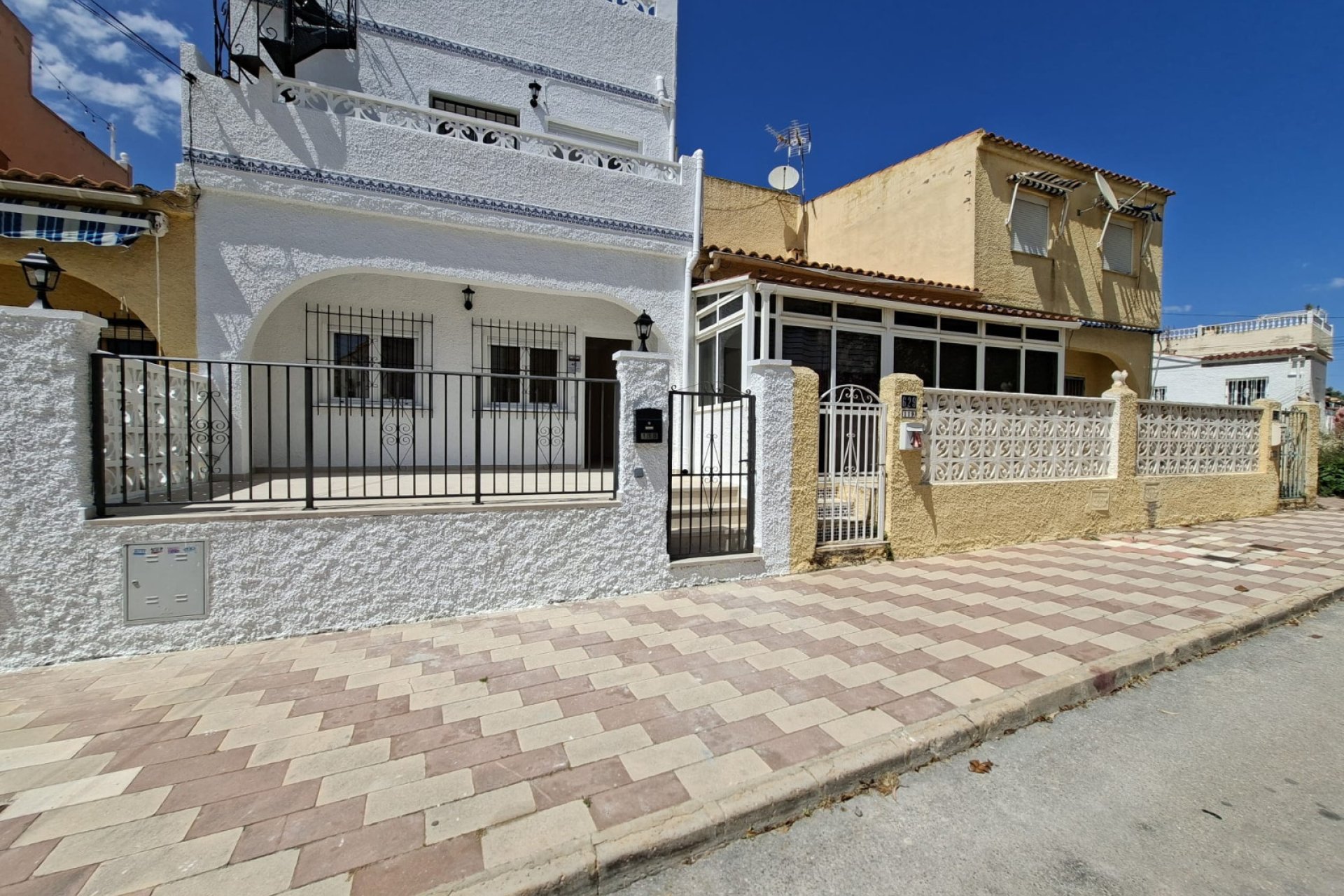 Resale - Townhouse -
La Marina