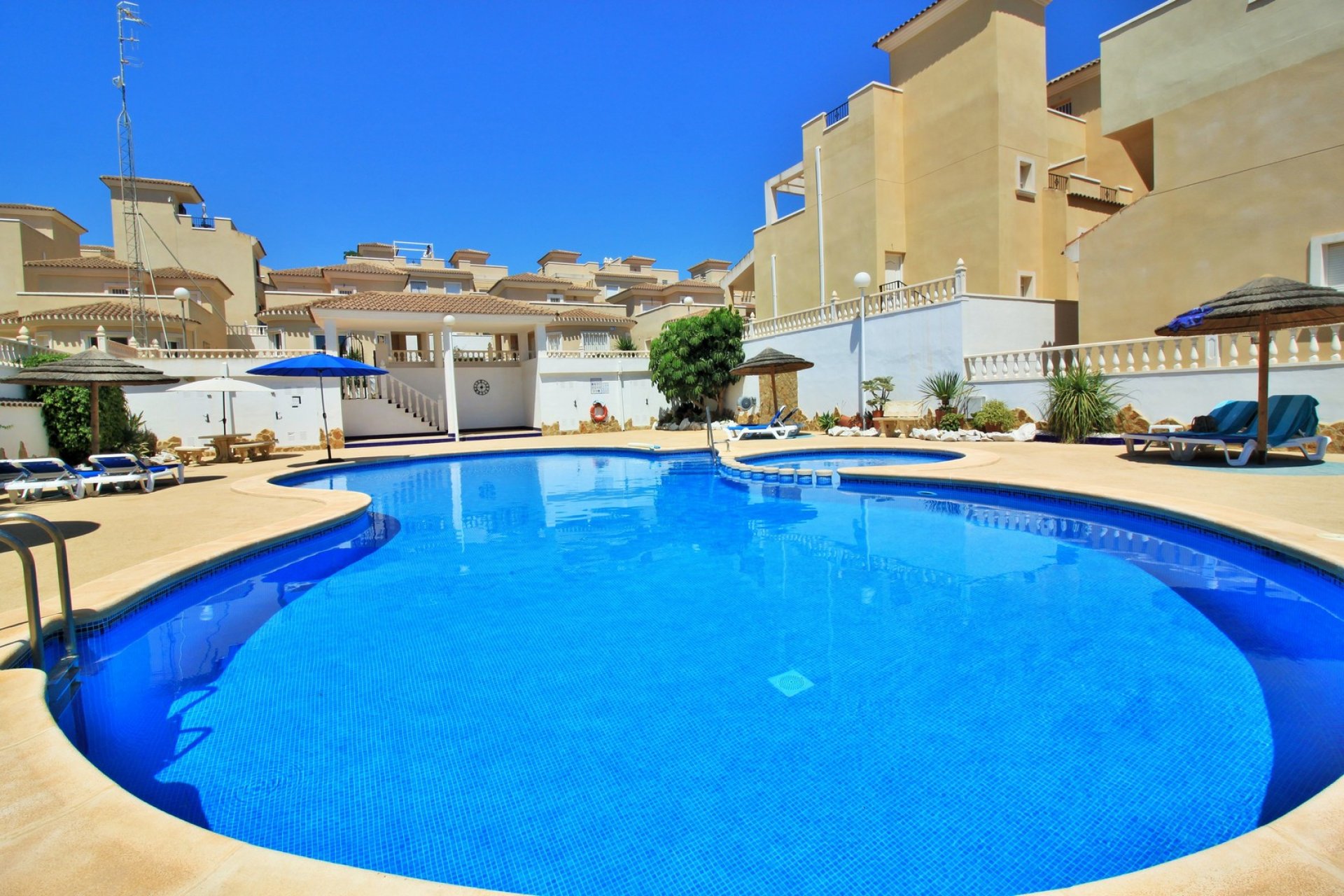 Resale - Townhouse -
San Miguel - San Miguel de Salinas