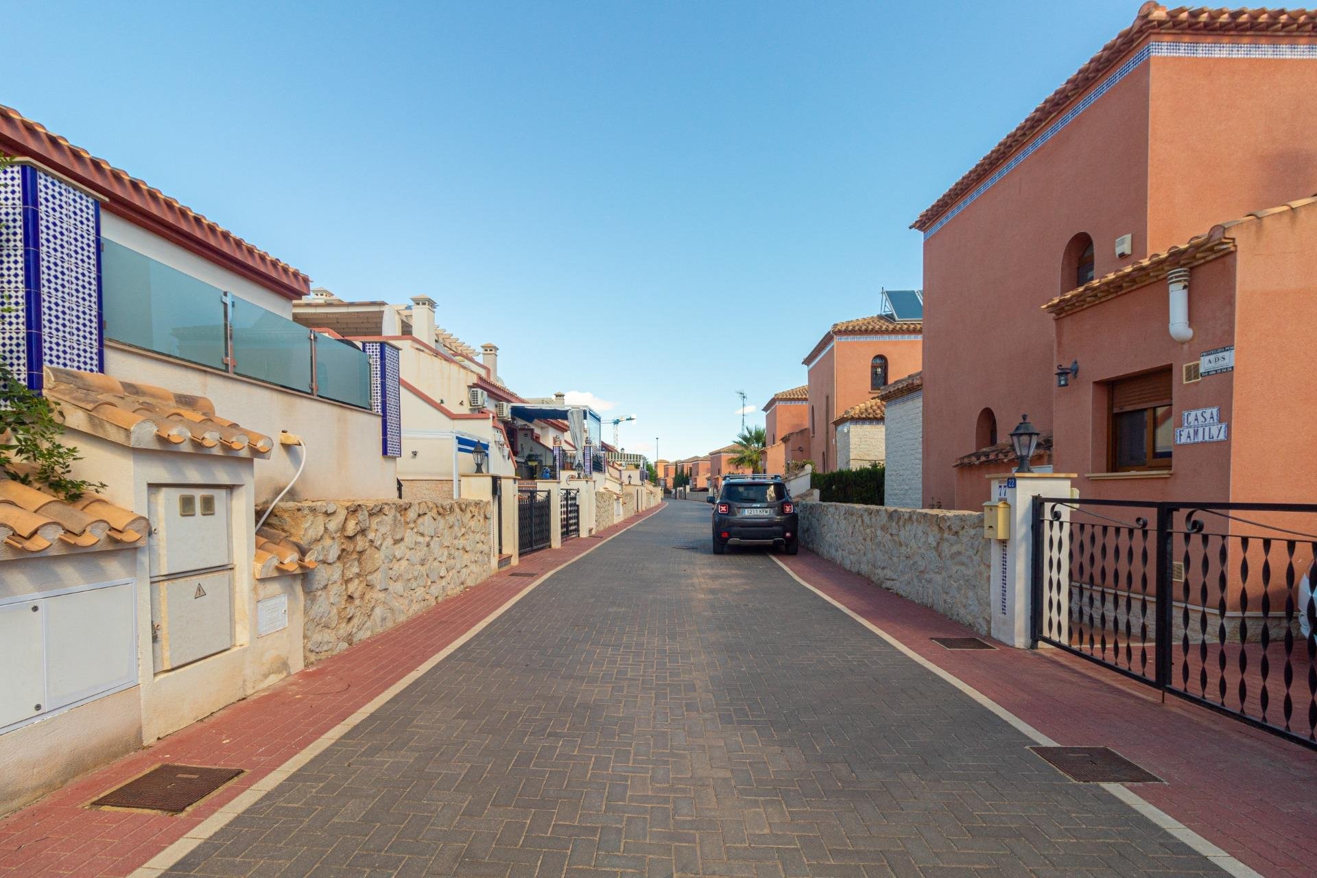 Resale - Townhouse -
San Miguel - San Miguel de Salinas