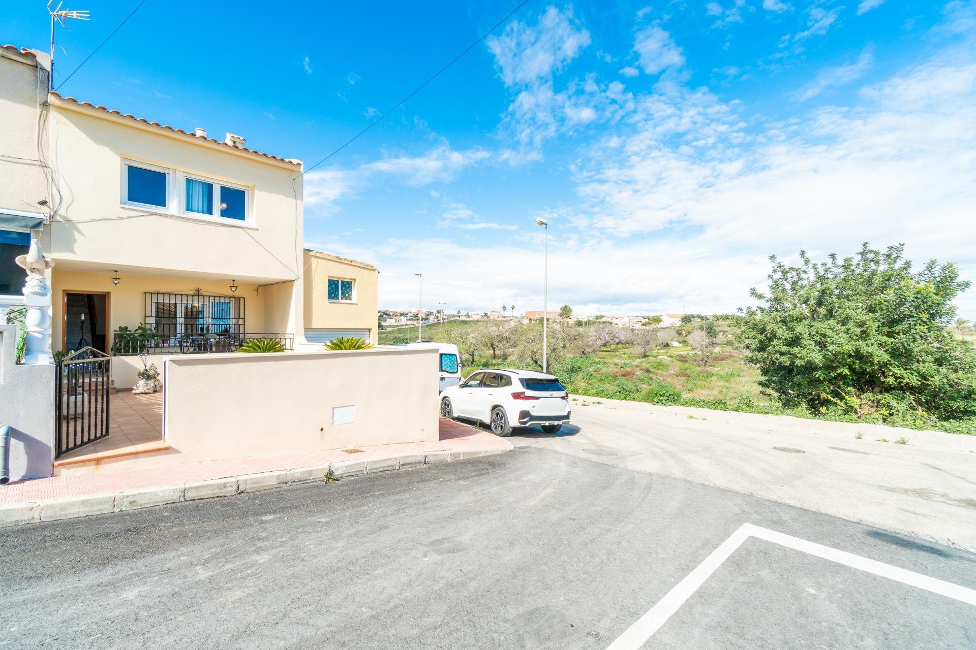 Resale - Townhouse -
San Miguel - Torremendo