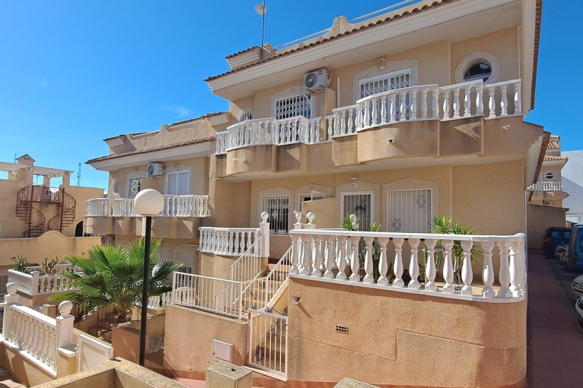 Resale - Townhouse -
Villamartin - Las Filipinas