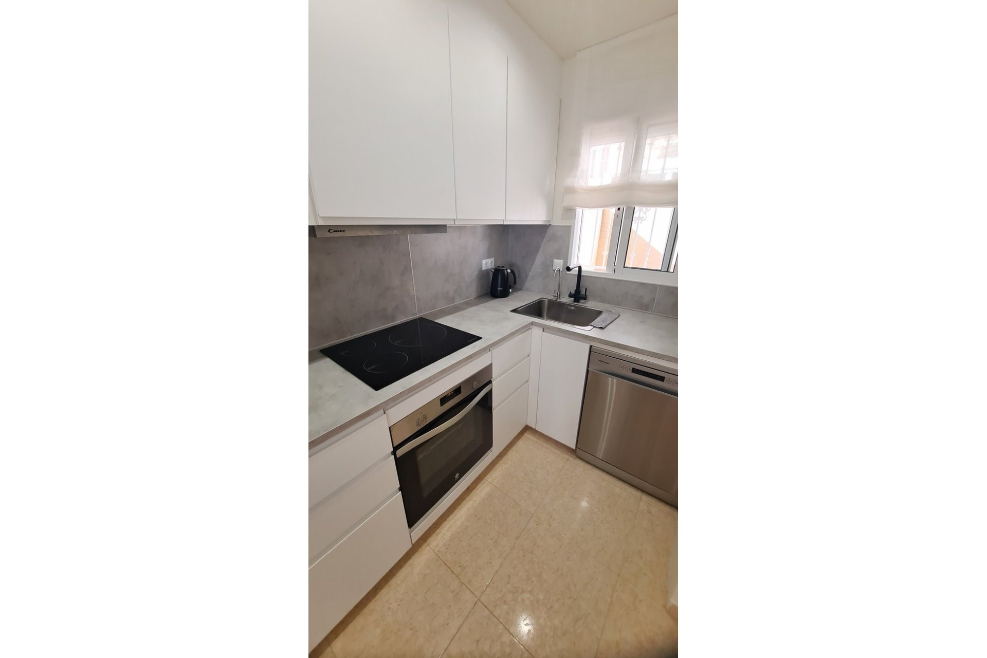 Resale - Townhouse -
Villamartin - Las Filipinas