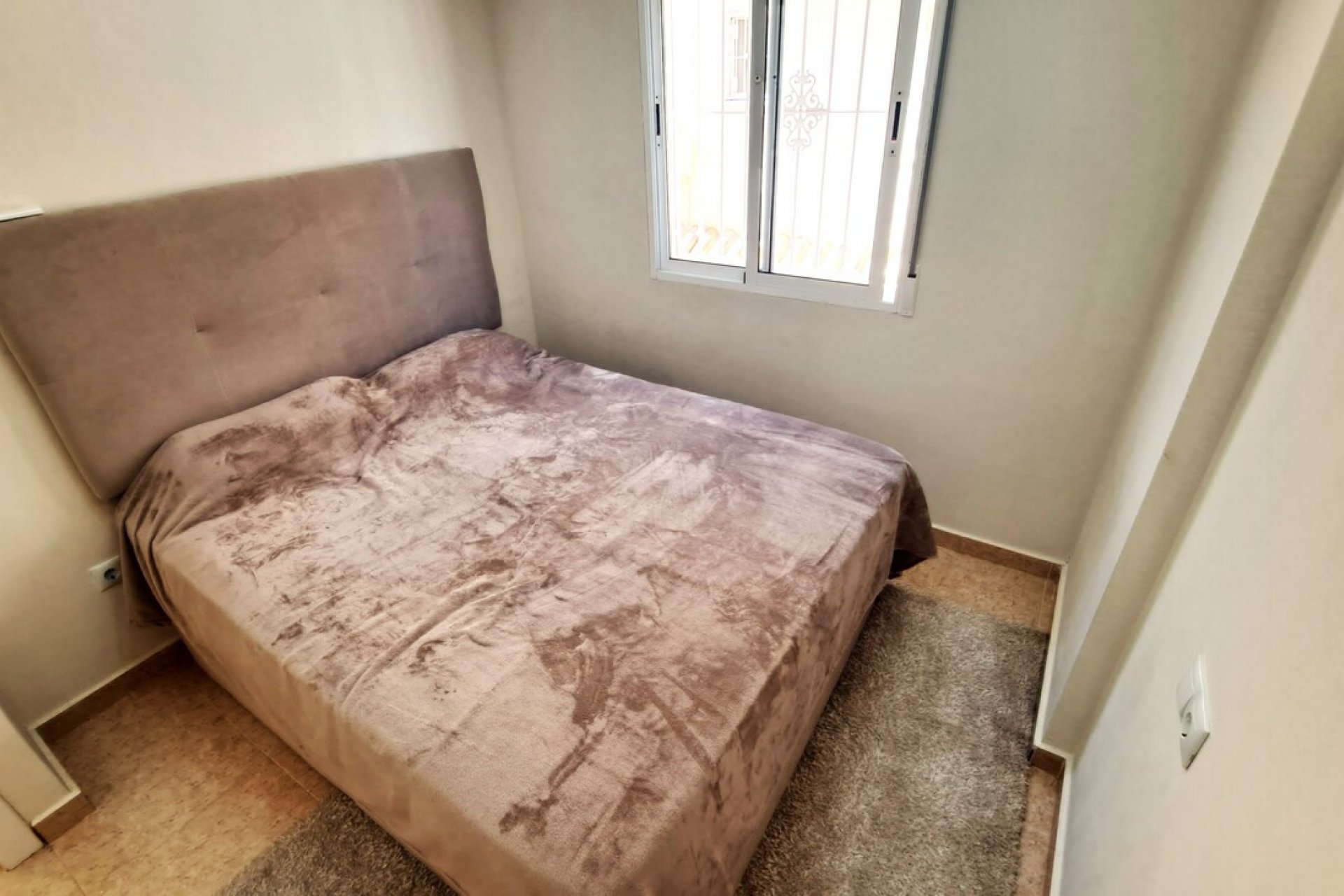 Resale - Townhouse -
Villamartin - Las Filipinas
