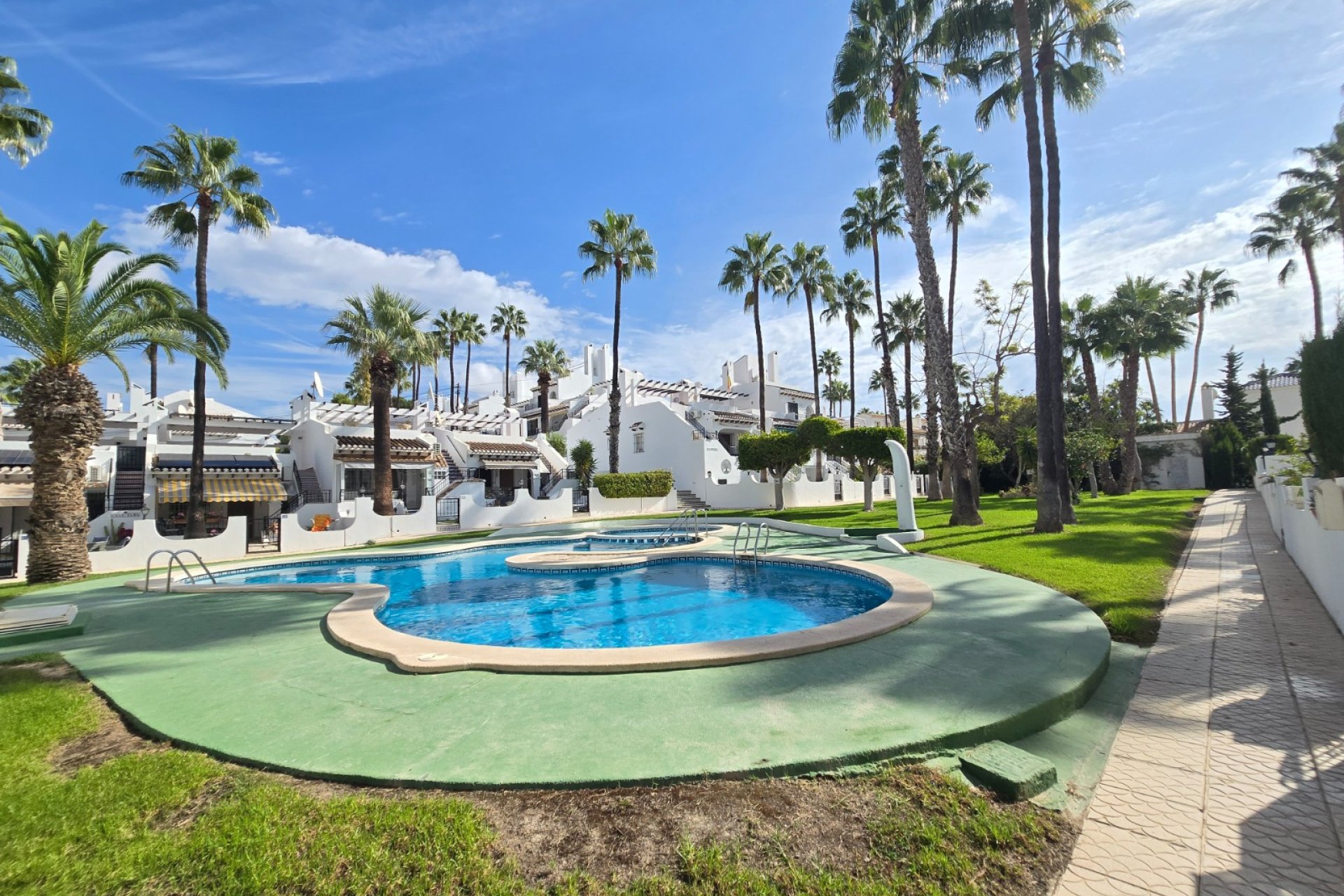 Resale - Townhouse * -
Villamartin * - Los Dolses *
