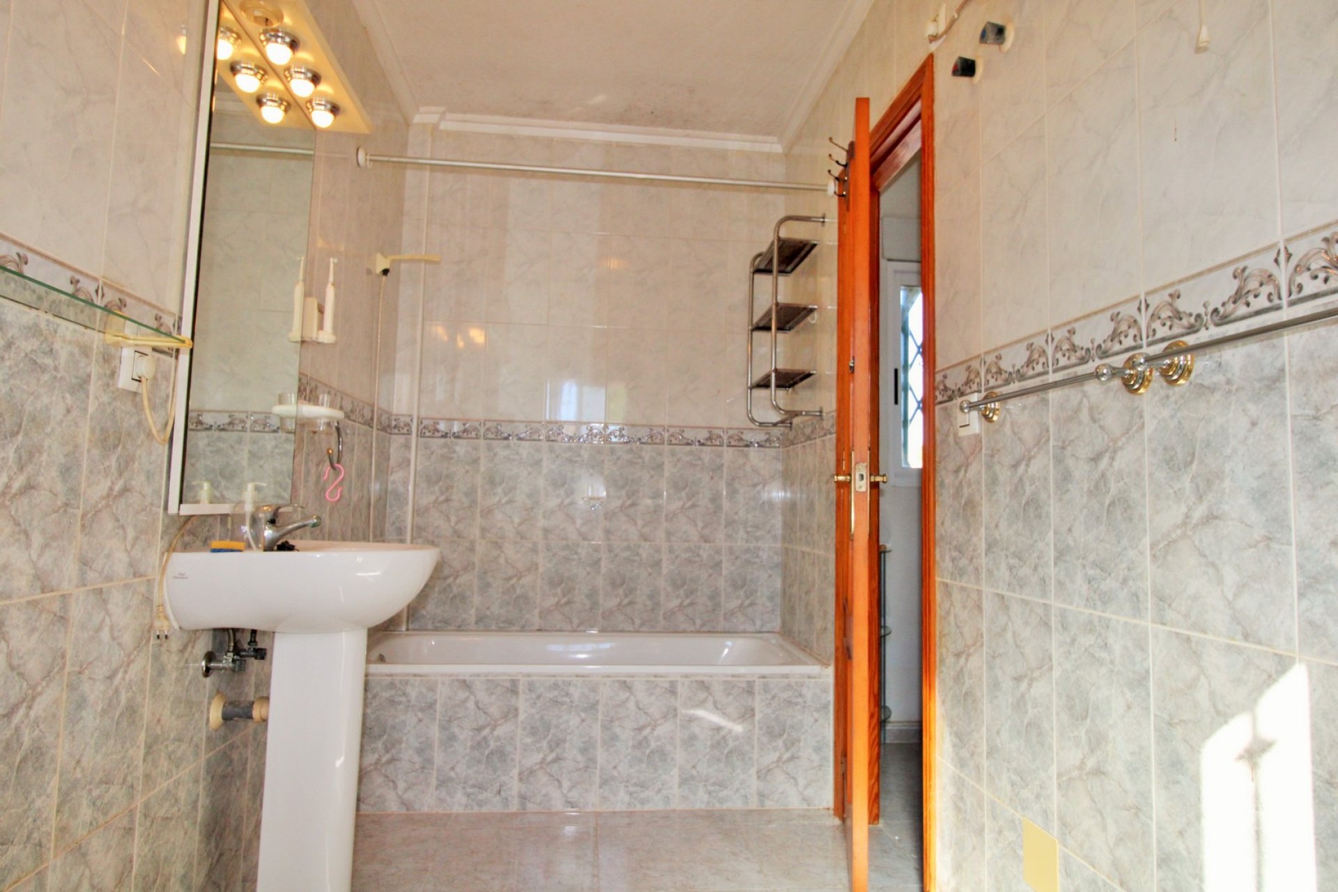 Resale - Townhouse -
Villamartin - Villamartín