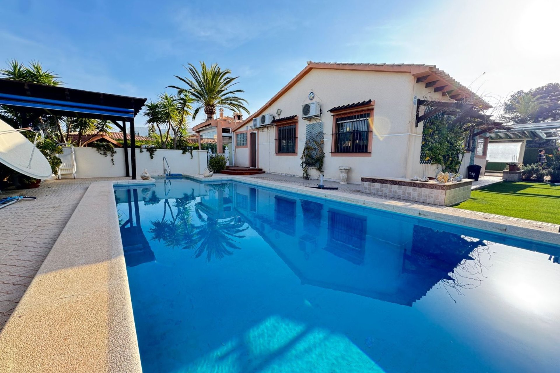 Resale - Villa -
Cabo Roig