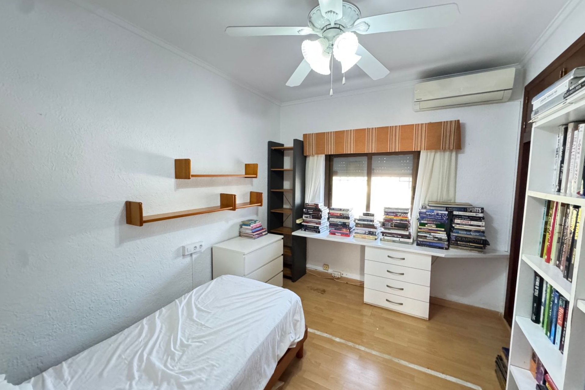 Resale - Villa -
Cabo Roig