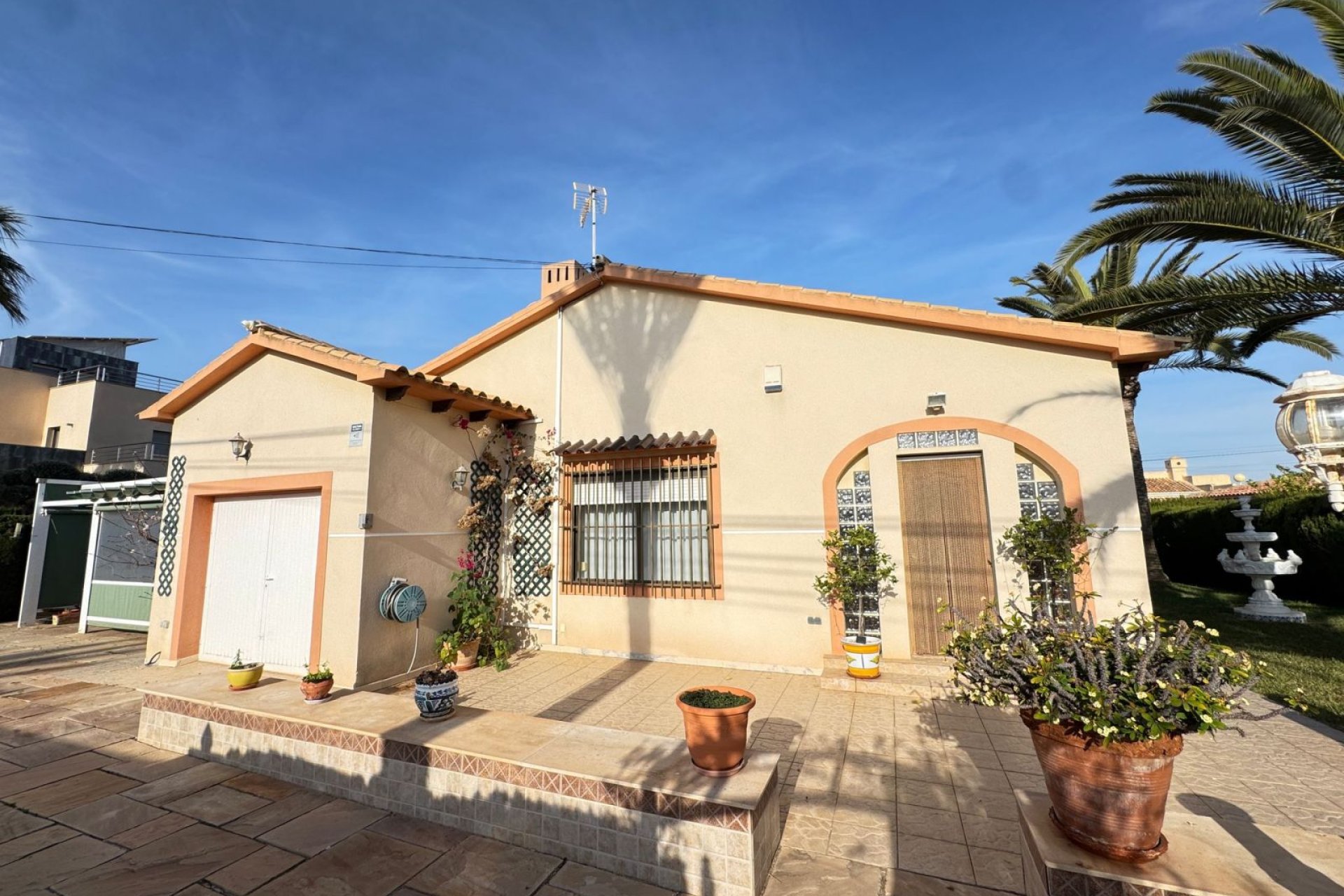 Resale - Villa -
Cabo Roig