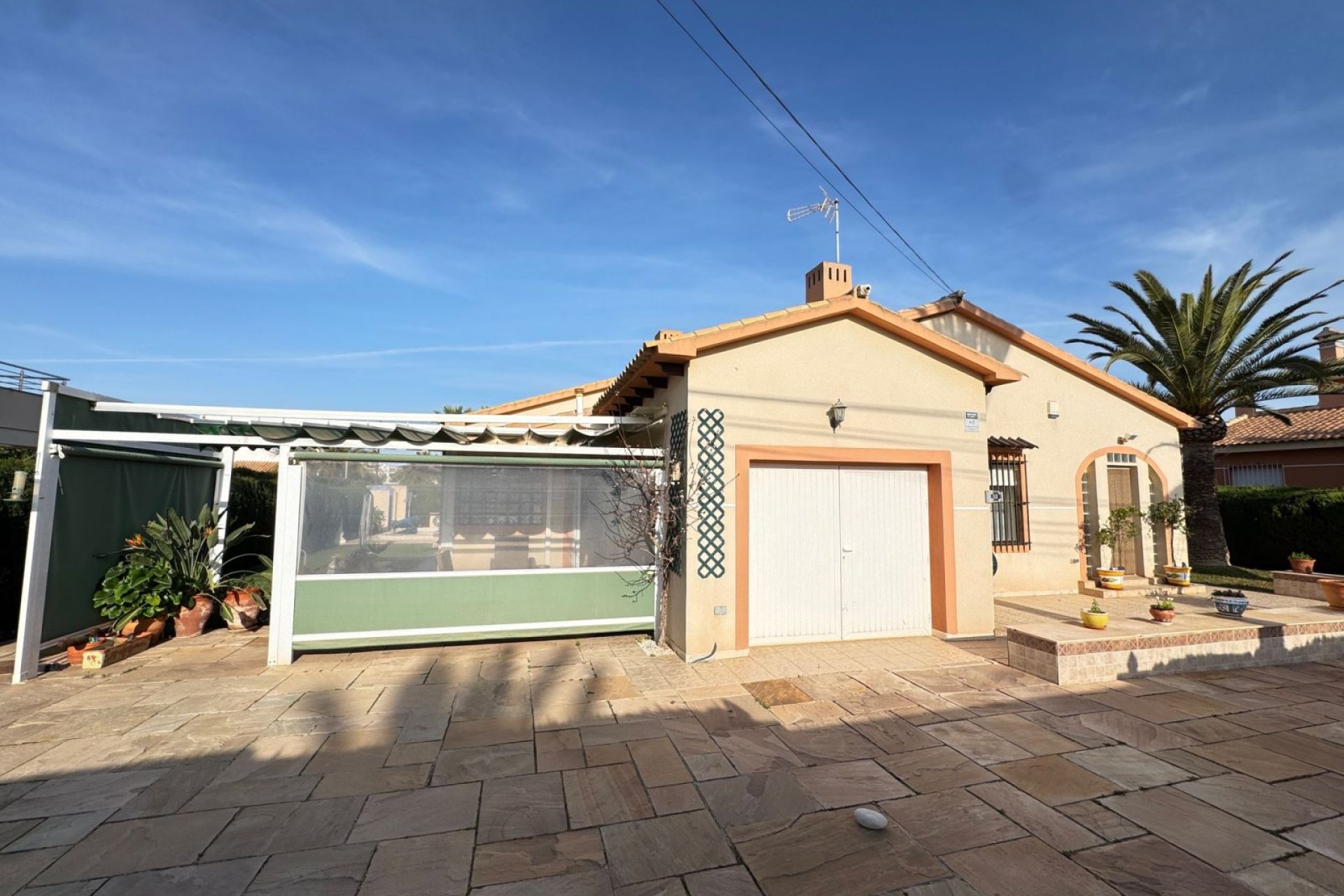Resale - Villa -
Cabo Roig