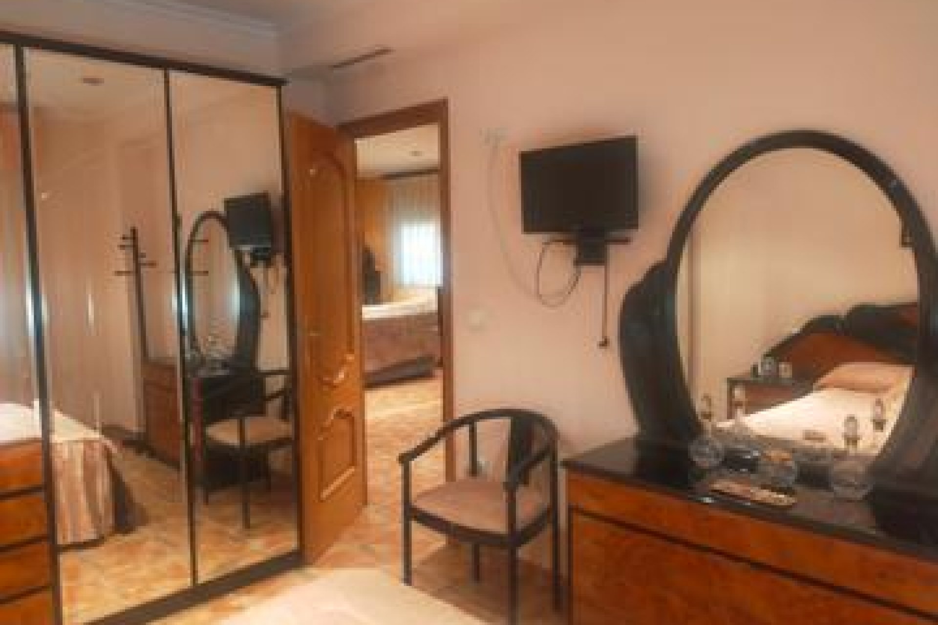 Resale - Villa -
Elche