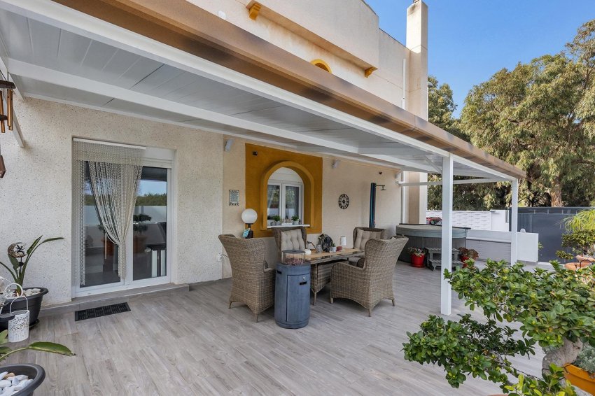 Resale - Villa -
Guardamar del Segura - Urbanizaciones