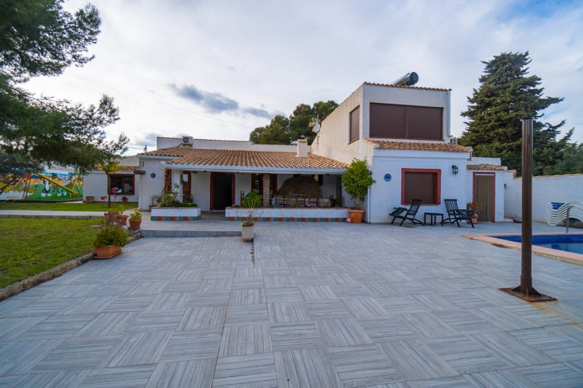 Resale - Villa -
Lomas de Cabo Roig