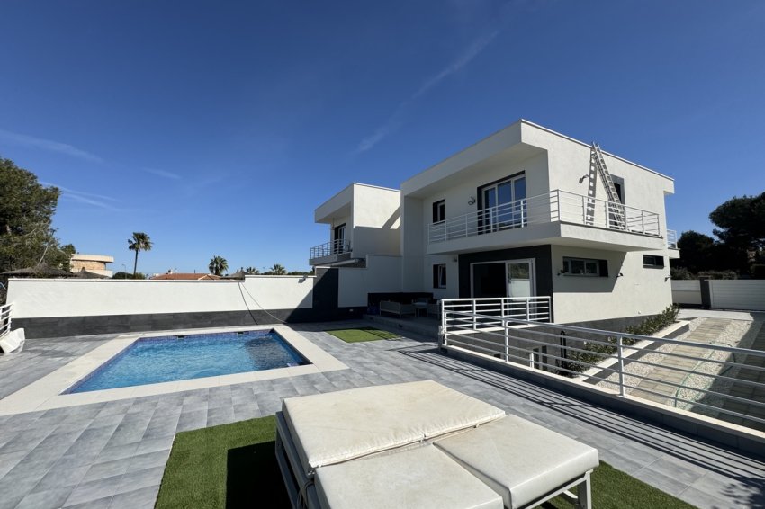 Resale - Villa -
Los Balcones