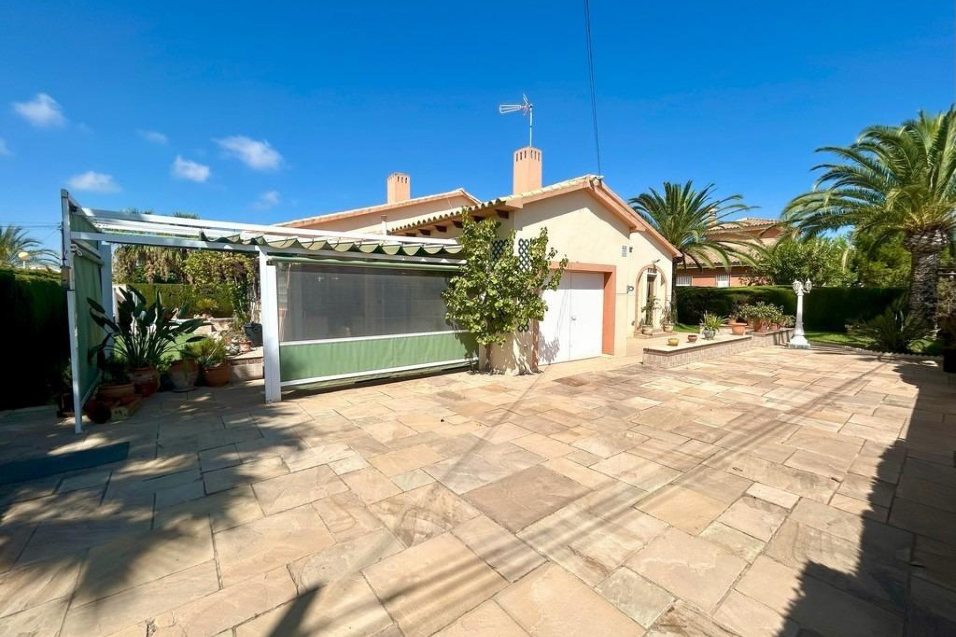 Resale - Villa -
Orihuela Costa - Aguamarina