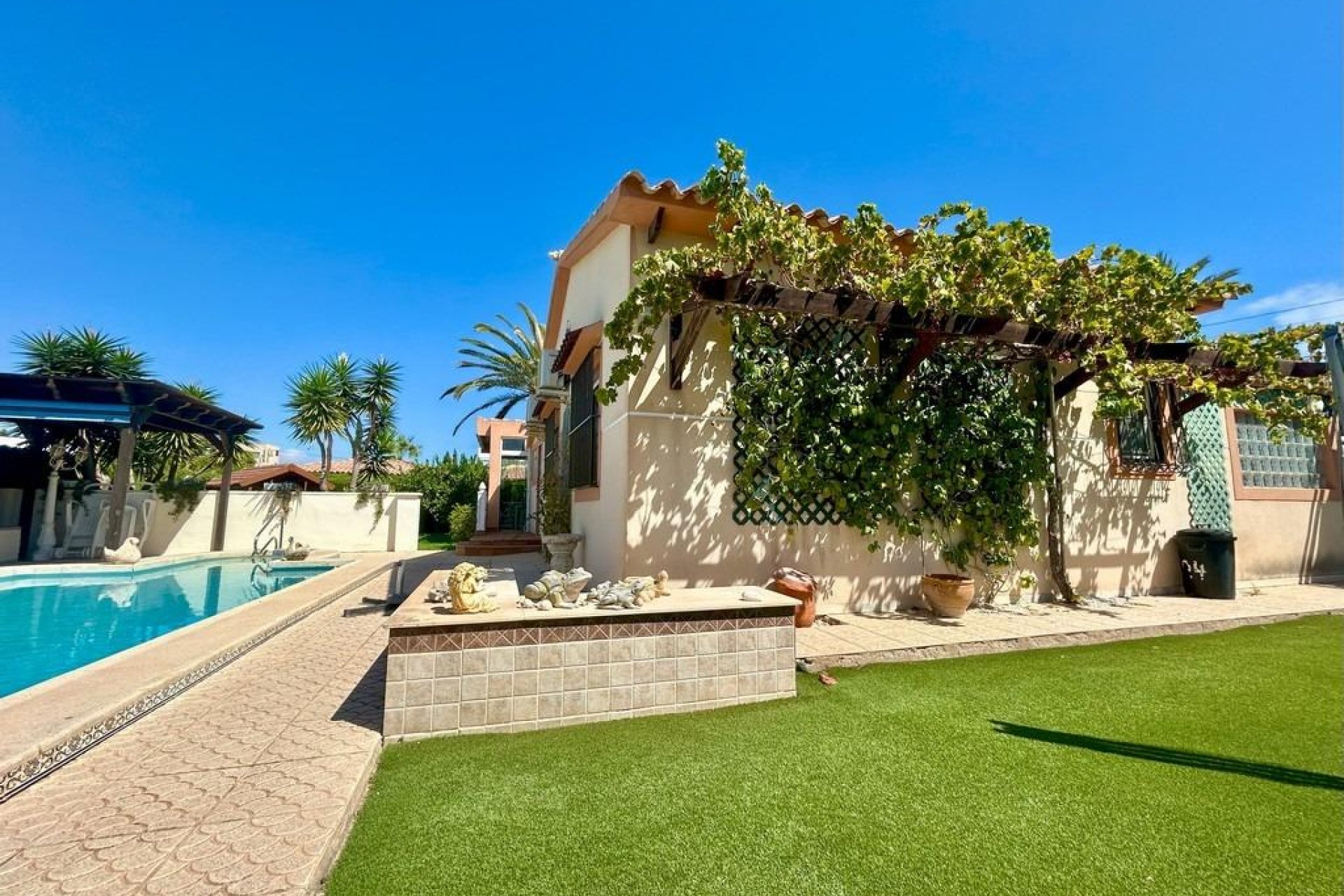 Resale - Villa -
Orihuela Costa - Aguamarina