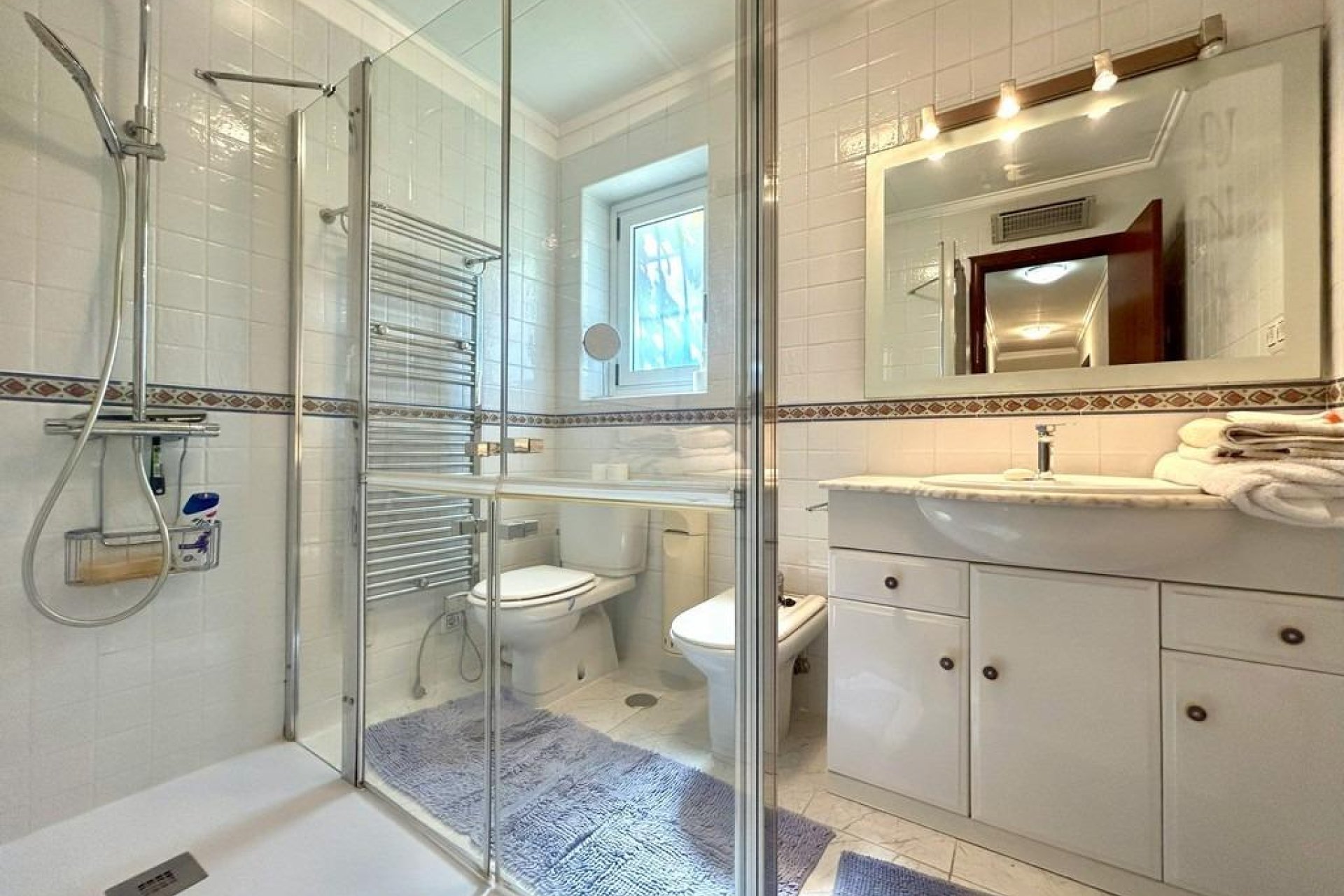 Resale - Villa -
Orihuela Costa - Aguamarina