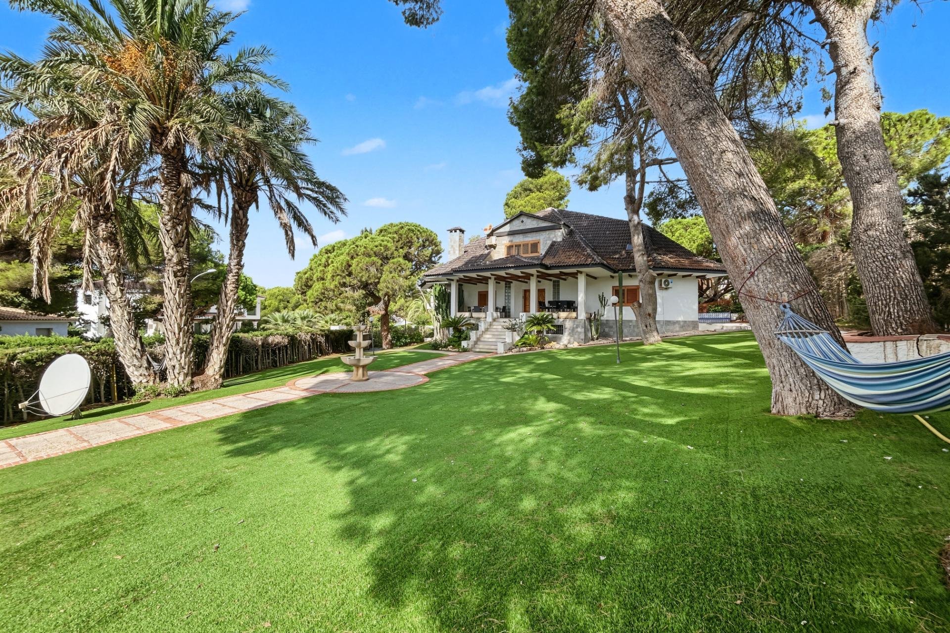 Resale - Villa -
Orihuela Costa - Campoamor