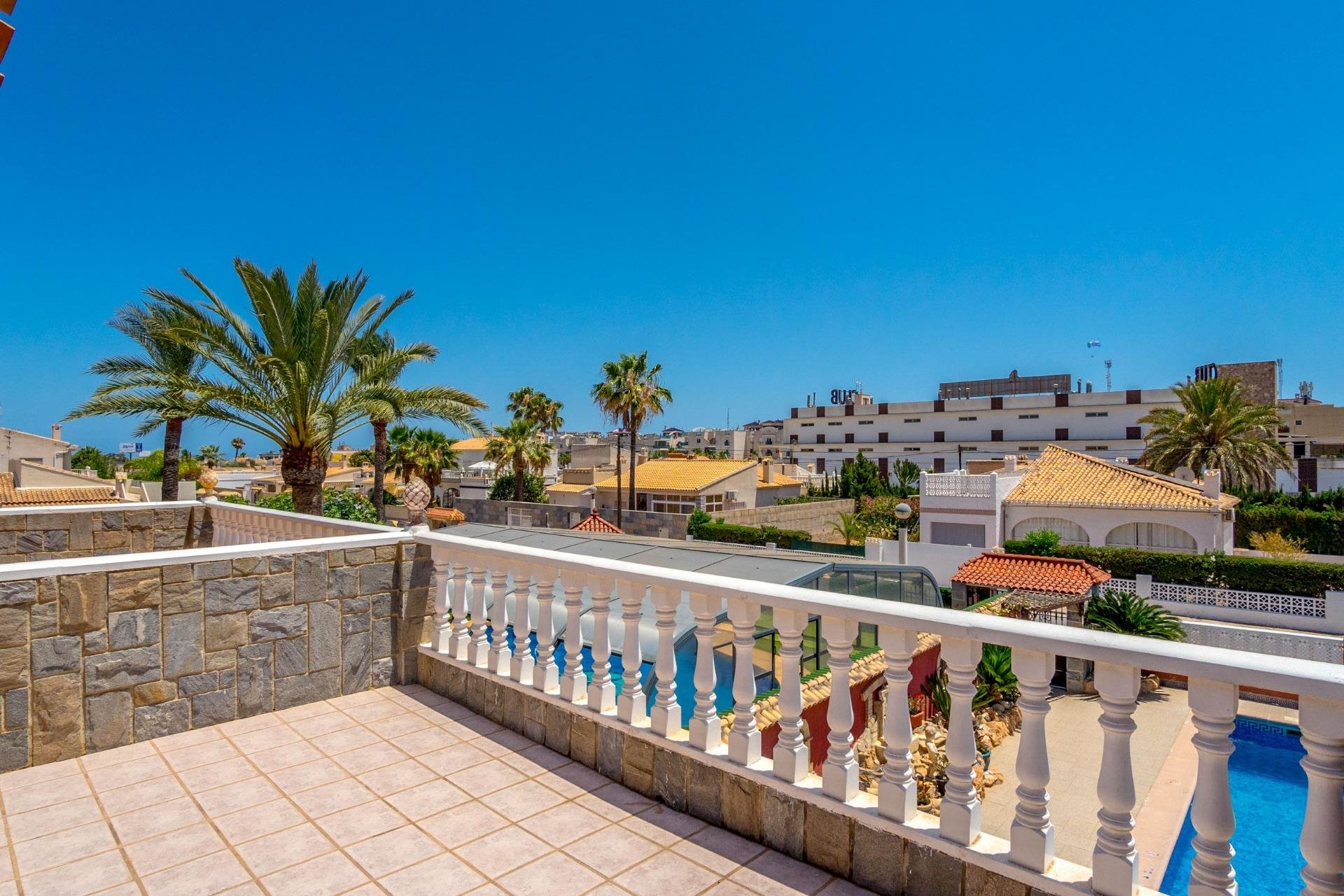 Resale - Villa -
Orihuela Costa - Campoamor