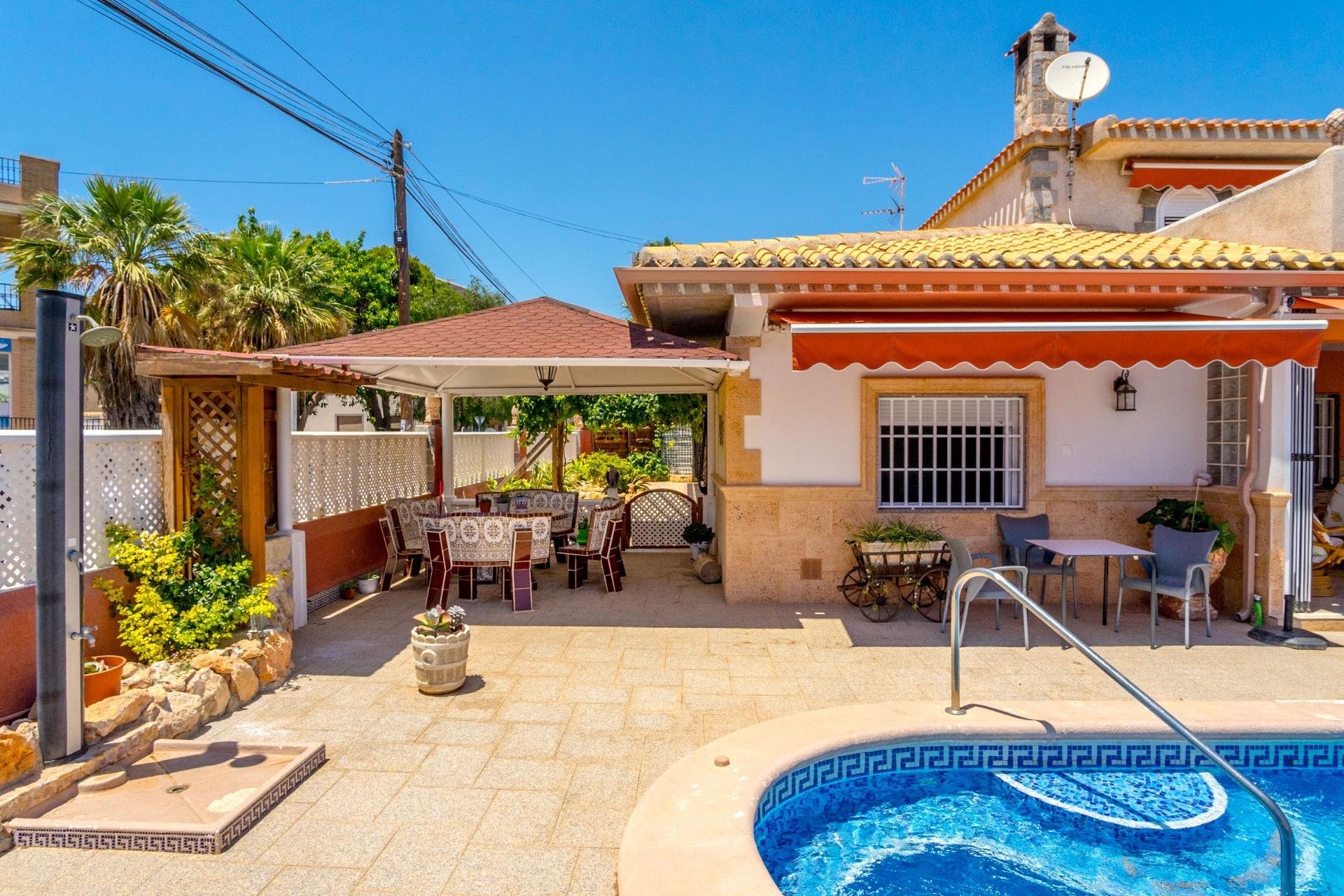 Resale - Villa -
Orihuela Costa - Campoamor