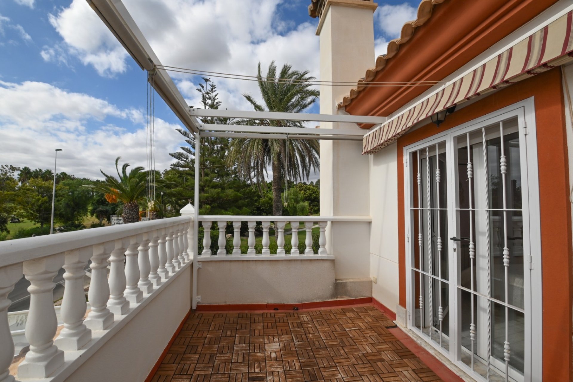 Resale - Villa -
Orihuela Costa - Club de golf y campo Las Colinas