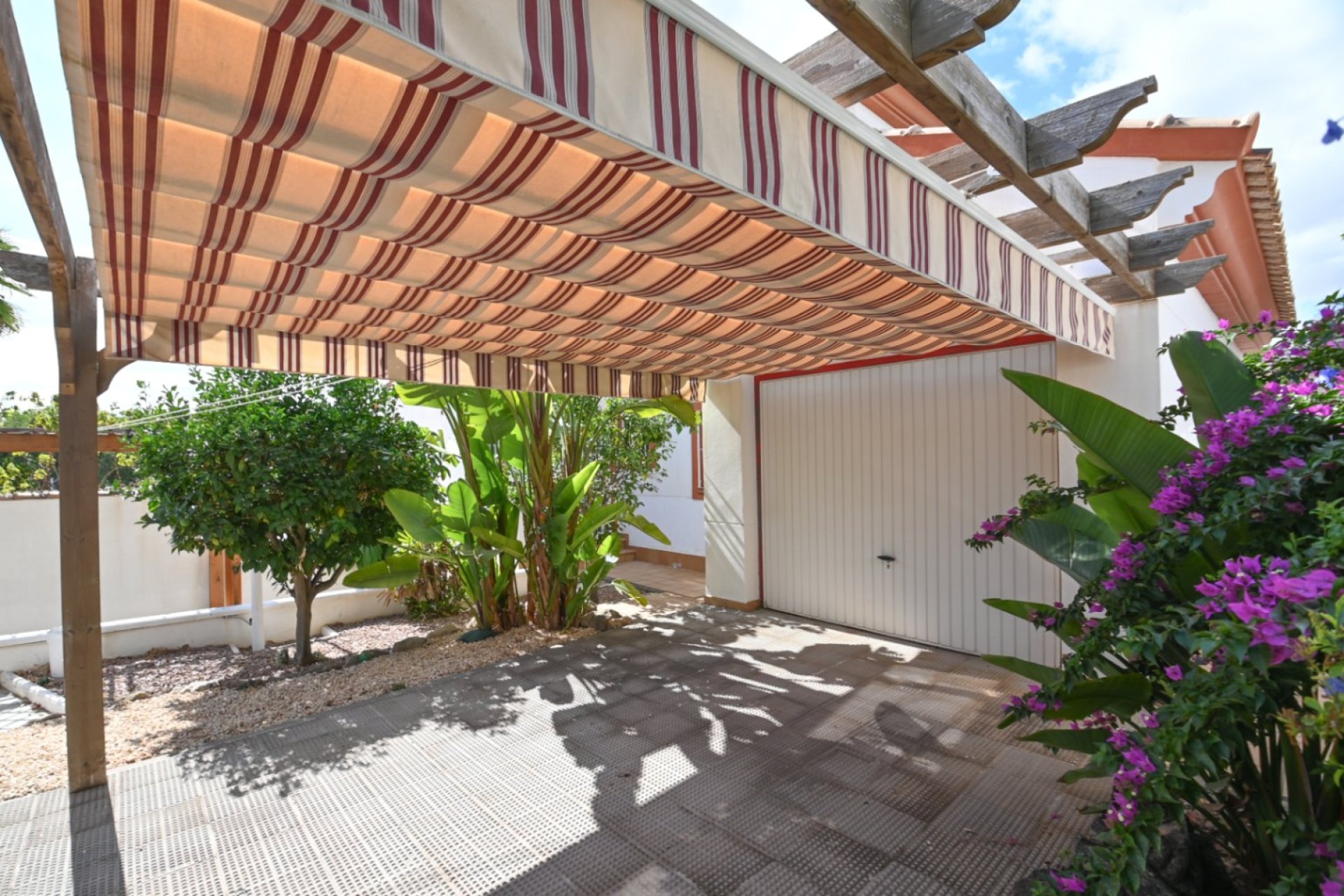 Resale - Villa -
Orihuela Costa - Club de golf y campo Las Colinas