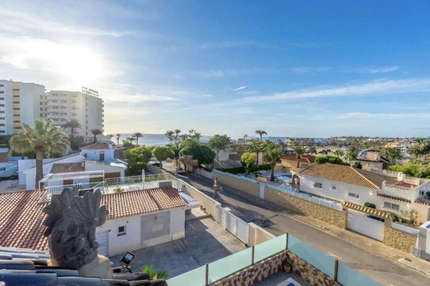 Resale - Villa -
Orihuela Costa - La Zenia