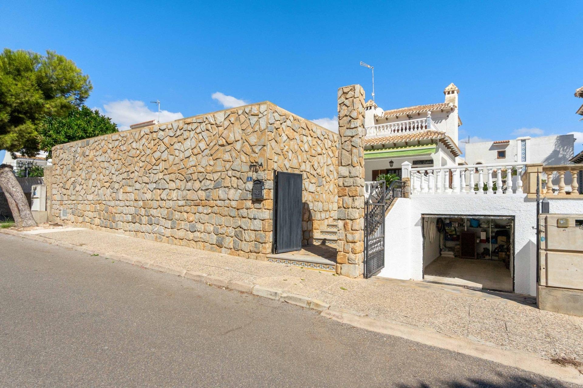 Resale - Villa -
Orihuela Costa - La Zenia