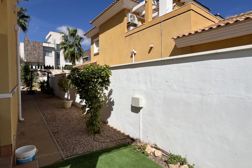 Resale - Villa -
Orihuela Costa - La Zenia