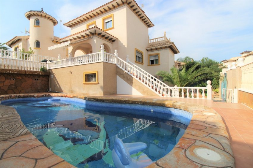 Resale - Villa -
Orihuela Costa - La Zenia