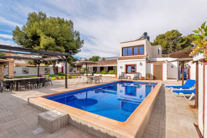 Resale - Villa -
Orihuela Costa - Lomas de Cabo Roig