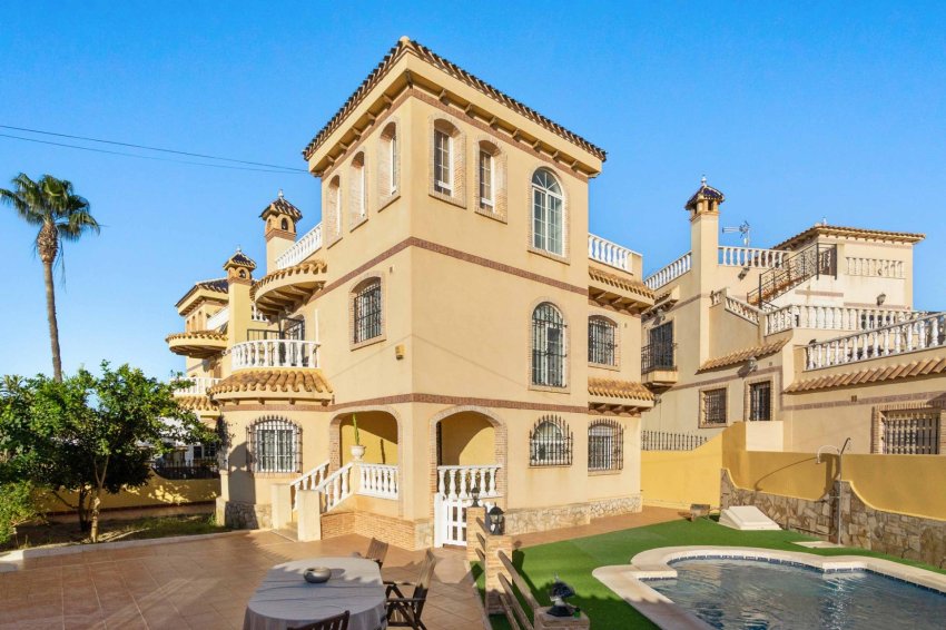 Resale - Villa -
Orihuela Costa - Los Almendros-La Florida